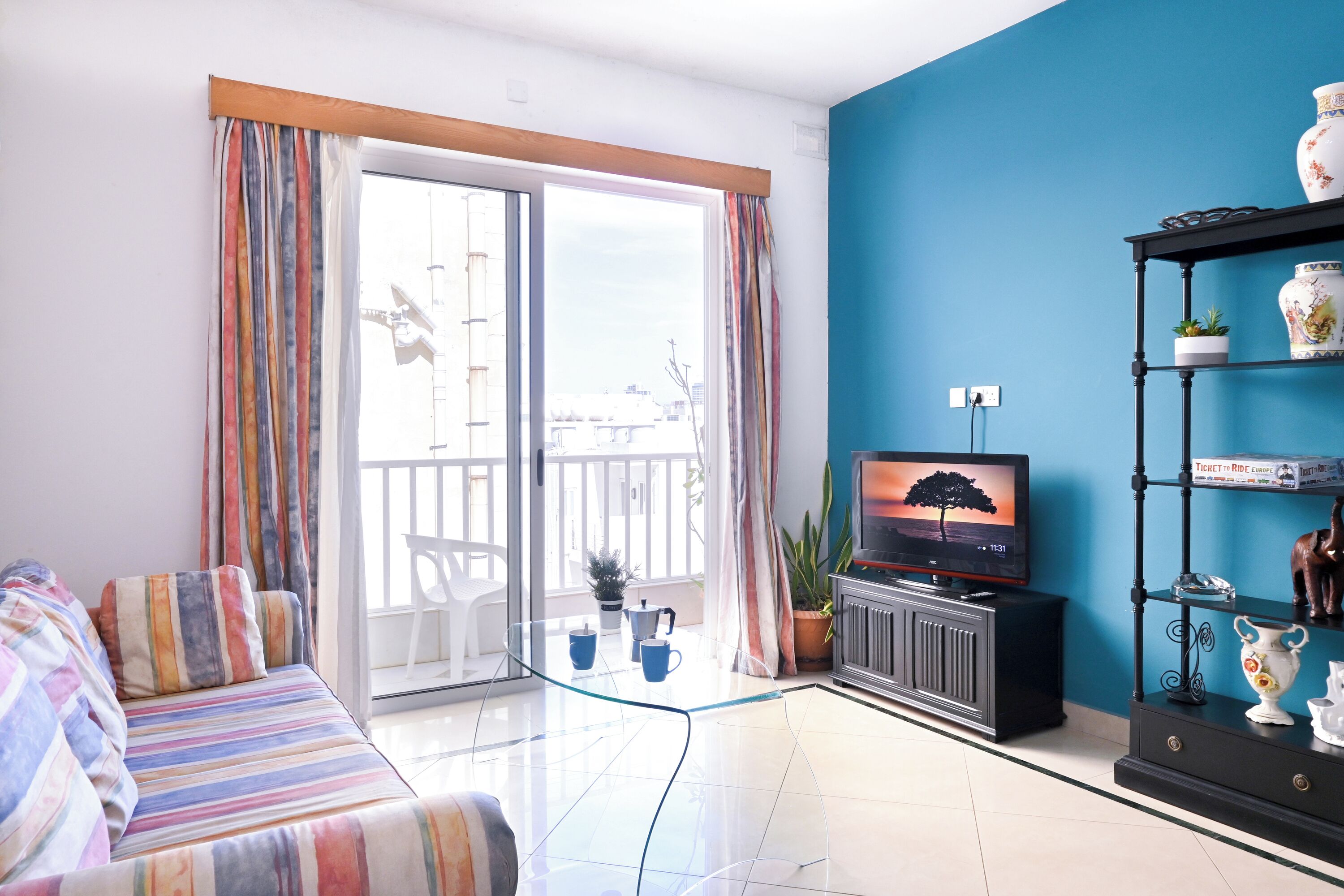 Departamento familiar, varias habitaciones (Exiles Bay - Camenzuli Apt 5) | Área de sala de estar | Televisión de pantalla plana de 21 pulgadas con canales digitales 