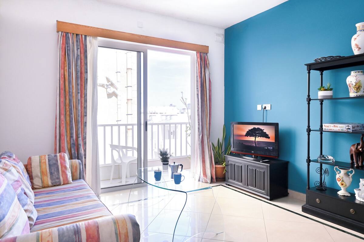 Appartement familial, plusieurs chambres (Exiles Bay - Camenzuli Apt 5) | Aire de séjour | Téléviseur à écran plat de 21 po avec télévision numérique