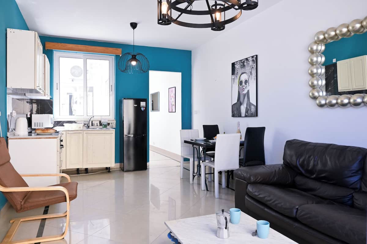 Perhehuoneisto, useita makuuhuoneita (Exiles Bay - Camenzuli Apt 7) | Oleskelualue | 21–tuumainen taulutelevisio, jossa digitaalikanavat