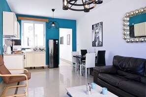 Familielejlighed - flere soveværelser (Exiles Bay - Camenzuli Apt 7) | Opholdsområde | 21-tommers fladskærms-tv med digitale kanaler