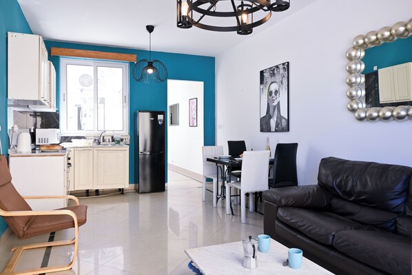 Un espacio habitable moderno con cocina, comedor y zona de estar.