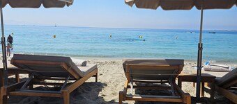 Chez Vicky, Set against the maquis and facing the sea, enjoy an idyllic stay