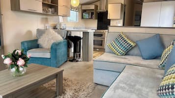 Cabin | Living area | Fireplace