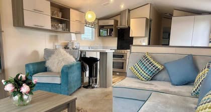 Caravan in Holcot - Sleeps 6 - Pet Friendly