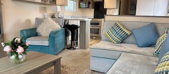 Caravan in Holcot - Sleeps 6 - Pet Friendly