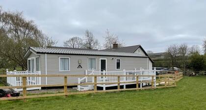 Caravan in Holcot - Sleeps 6 - Maximum 6 People - Maximum 4 Adults per Booking -pet Friendly