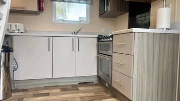 Cabin | Private kitchen | Fridge, microwave, oven, stovetop