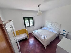 3 bedrooms, travel crib, WiFi, bed sheets