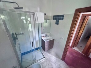 Dusche, Haartrockner, Bidet, Handtücher