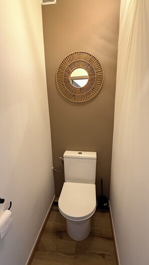 Serviettes fournies, papier toilette