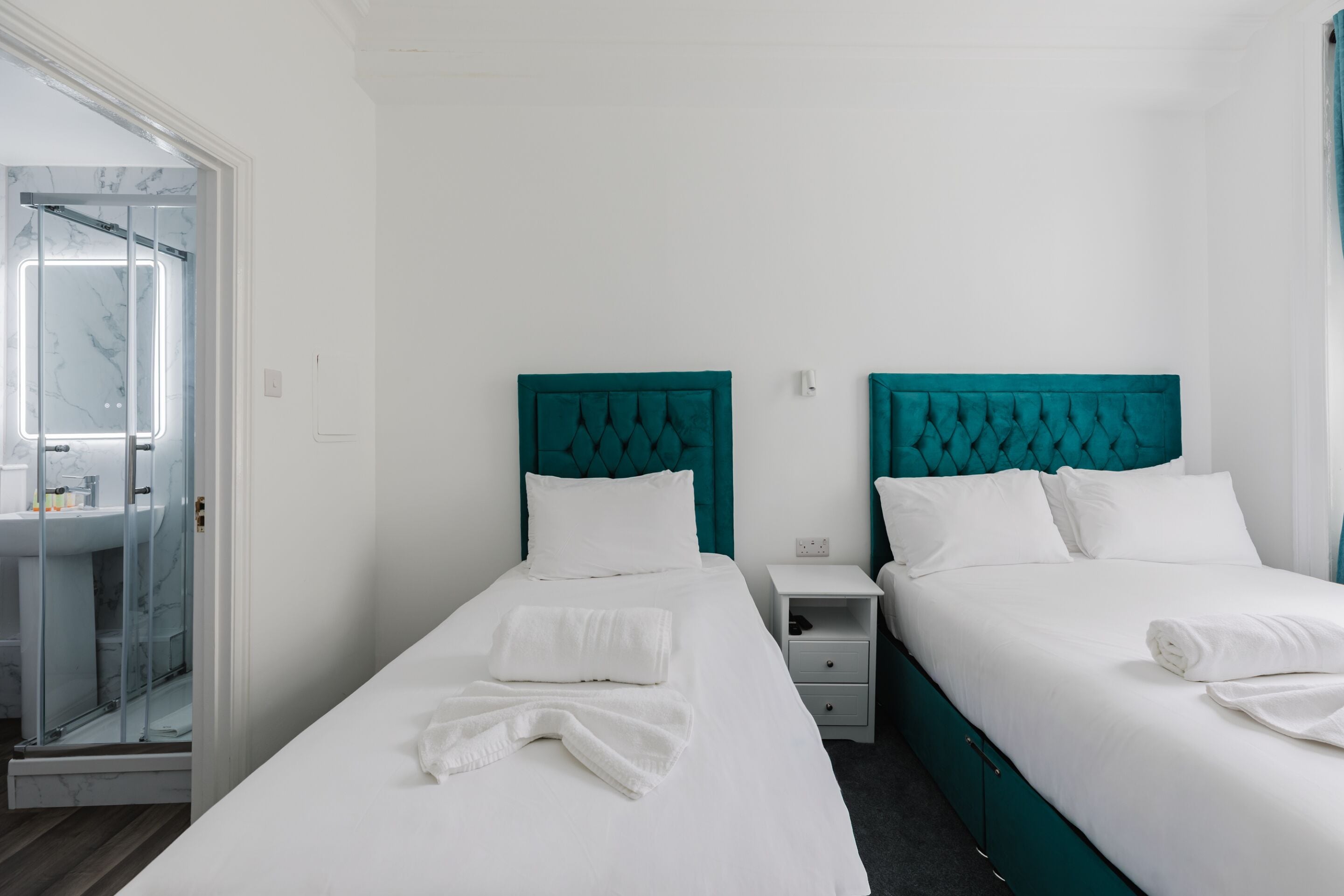 Chambre Double Supérieure, salle de bains attenante (with extra bed)