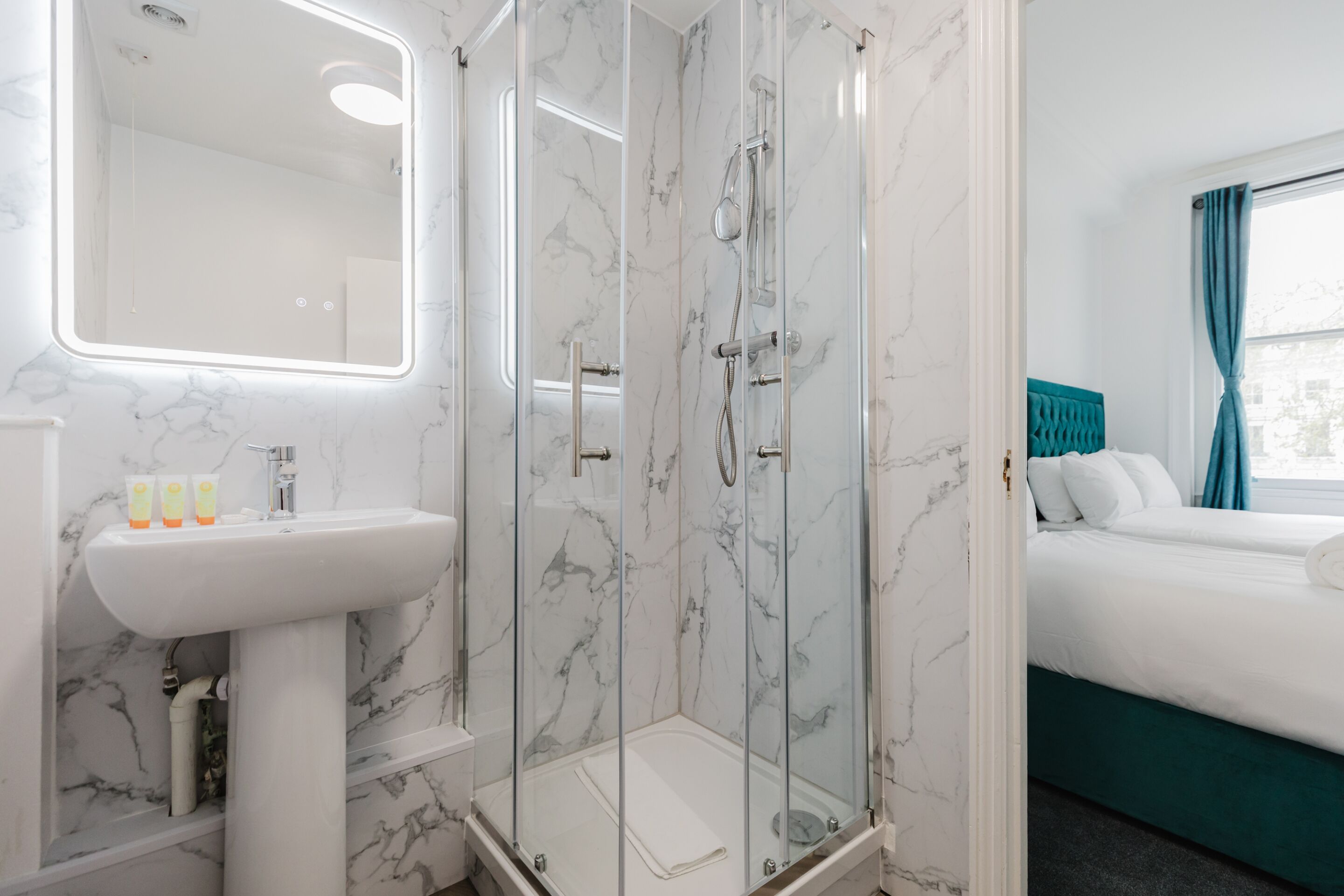 Superior Double Room, Ensuite (with extra bed) | Bathroom | Shower, free toiletries, soap, shampoo