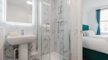 Superior Double Room, Ensuite (with extra bed) | Bathroom | Shower, free toiletries, soap, shampoo