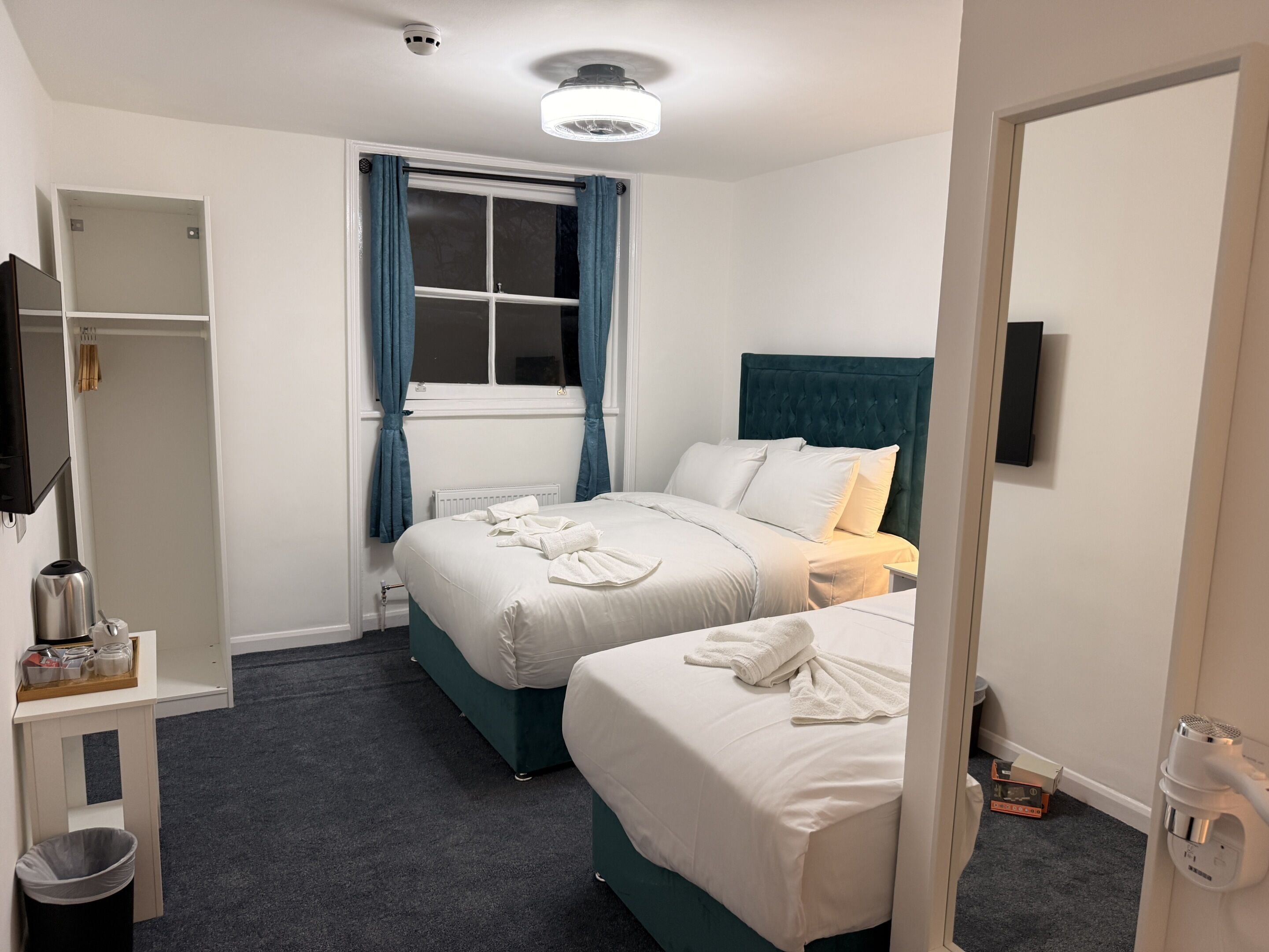 Standard trippelrum - eget badrum (1 Double 1 Single) | Gratis wi-fi