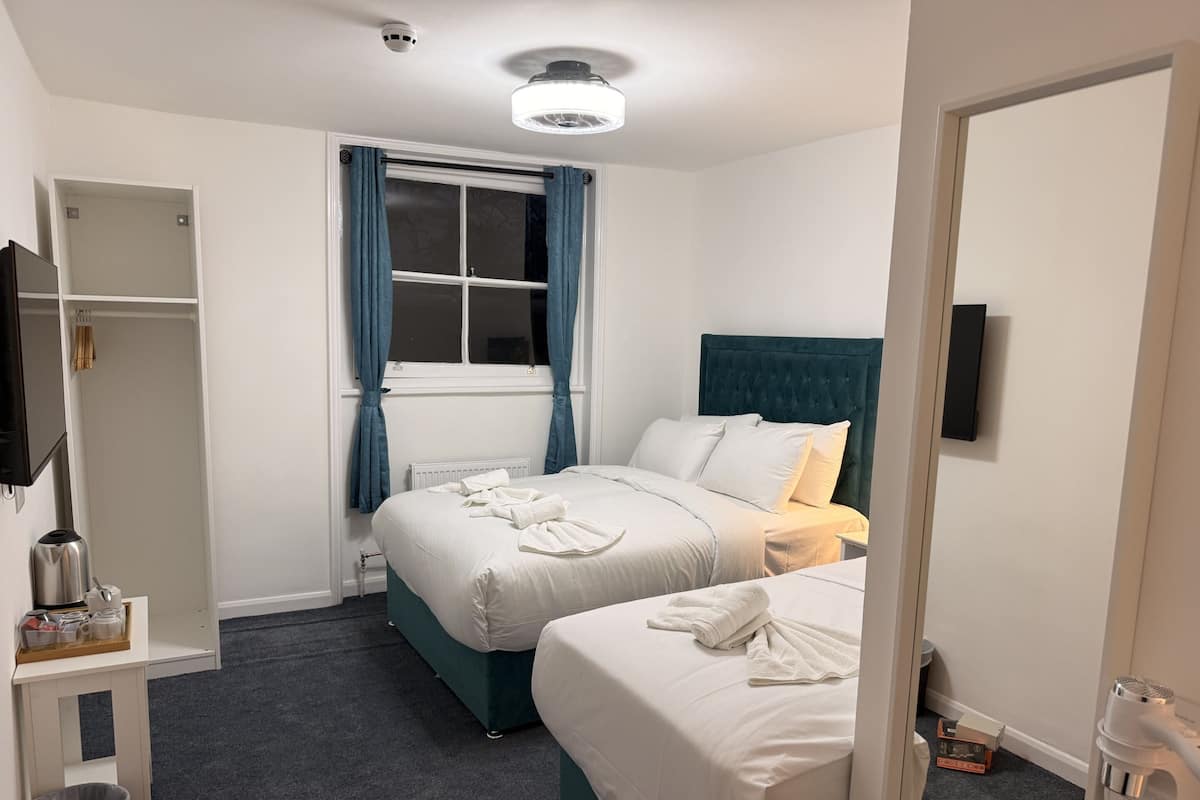 Standard trippelrum - eget badrum (1 Double 1 Single) | Gratis wi-fi