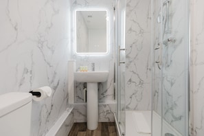 Phòng đôi Superior, có phòng tắm riêng (with extra bed) | Phòng tắm | Buồng tắm vòi sen, đồ dùng nhà tắm miễn phí, xà phòng, dầu gội
