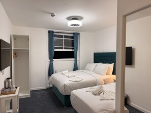 Standard trippelrum - eget badrum (1 Double 1 Single) | Gratis wi-fi