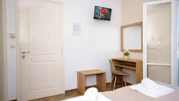 Standard-Studio, Blick auf den Innenhof | Schreibtisch, laptopgeeigneter Arbeitsplatz, Bügeleisen/Bügelbrett