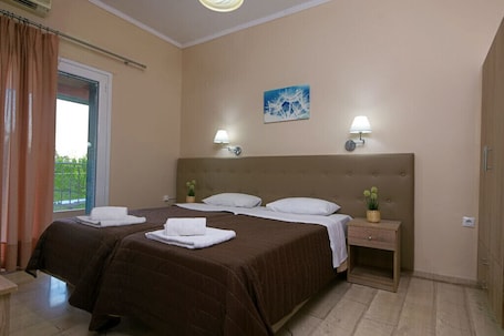 Escritorio y espacio para trabajar con un portátil. Stavros Apartments Gouvia Marina