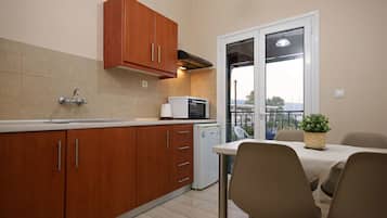 Minikjøleskap, ovn, kokeplater og kjøkkenutstyr