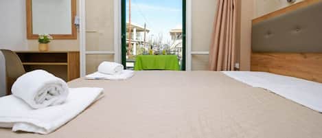 Standard Studio, Courtyard View | Desk, laptop workspace, iron/ironing board, free WiFi