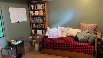 3 bedrooms, desk, travel crib, WiFi