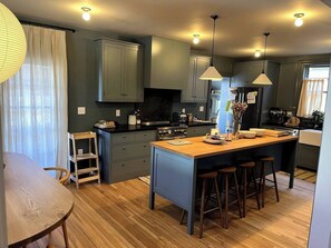 Fridge, oven, stovetop, dishwasher