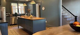 Stylish 3BR Harvard Square gem, free parking