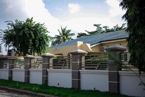Property grounds - Luxury Self-contained (Accra)