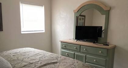 Serene in-town 3 bedroom house with AC, WiFi in quaint Lake City FL