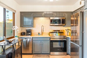 Fridge, microwave, oven, stovetop - 25% Off May 21-24 Pool, Tennis Court, Golf Course* (Palm Springs)