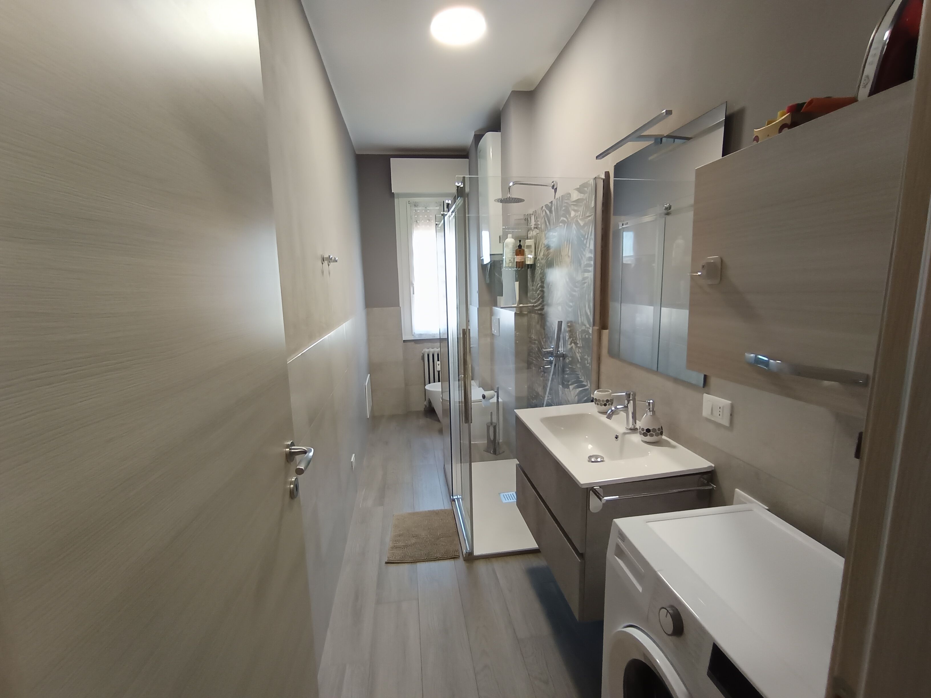 Douche, sèche-cheveux, bidet, serviettes fournies