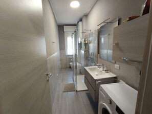 Een douche, een haardroger, een bidet, handdoeken