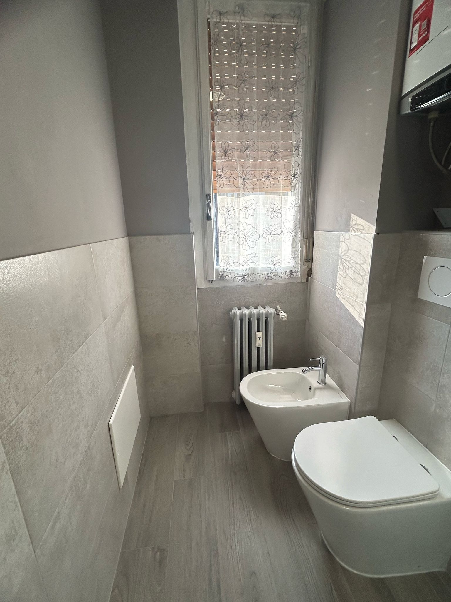 Douche, sèche-cheveux, bidet, serviettes fournies