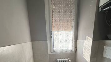 Douche, sĂšche-cheveux, bidet, serviettes fournies