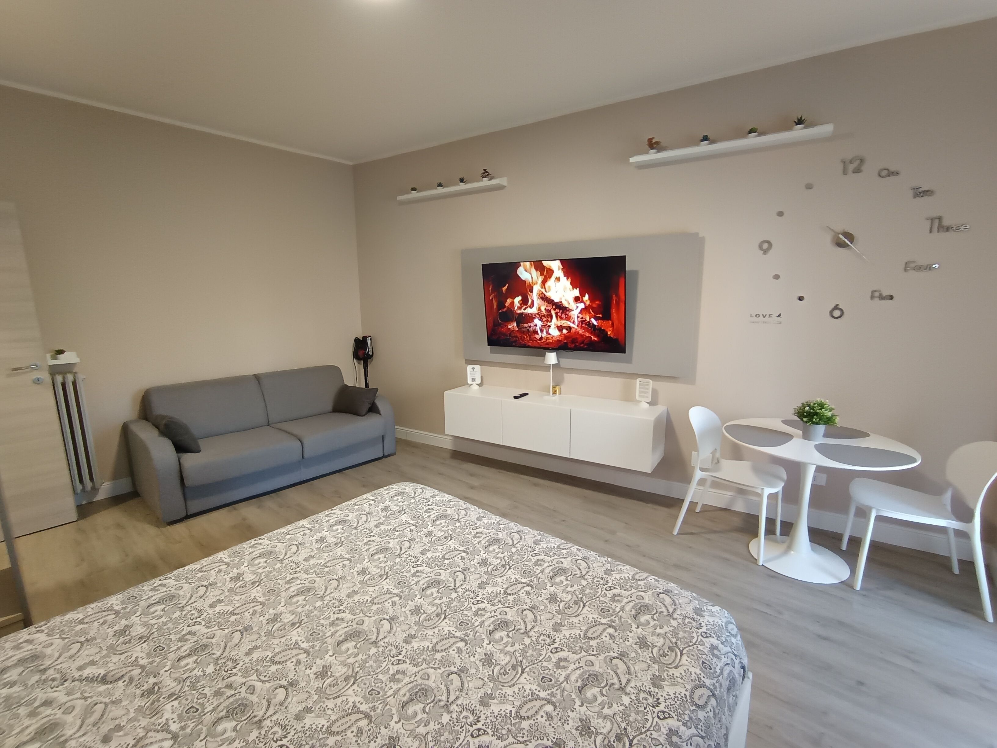 1 habitación, tabla de planchar con plancha, wifi y ropa de cama 