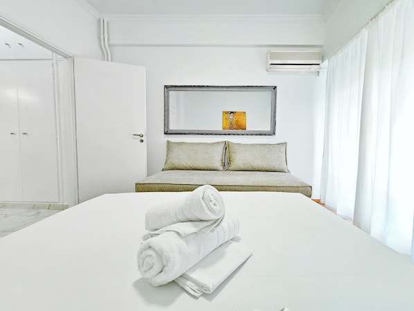 Deluxe Apartment, City View | Bathroom | Soap, shampoo, toilet paper