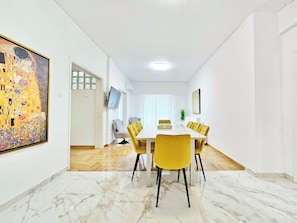 Deluxe Apartment, City View | Living area