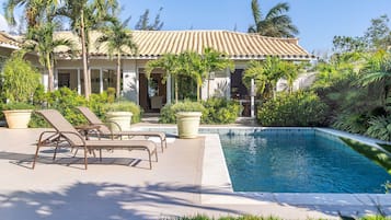 Casa luxo, 3 quartos, piscina particular | Piscina | Piscina externa, guarda-sóis, espreguiçadeiras