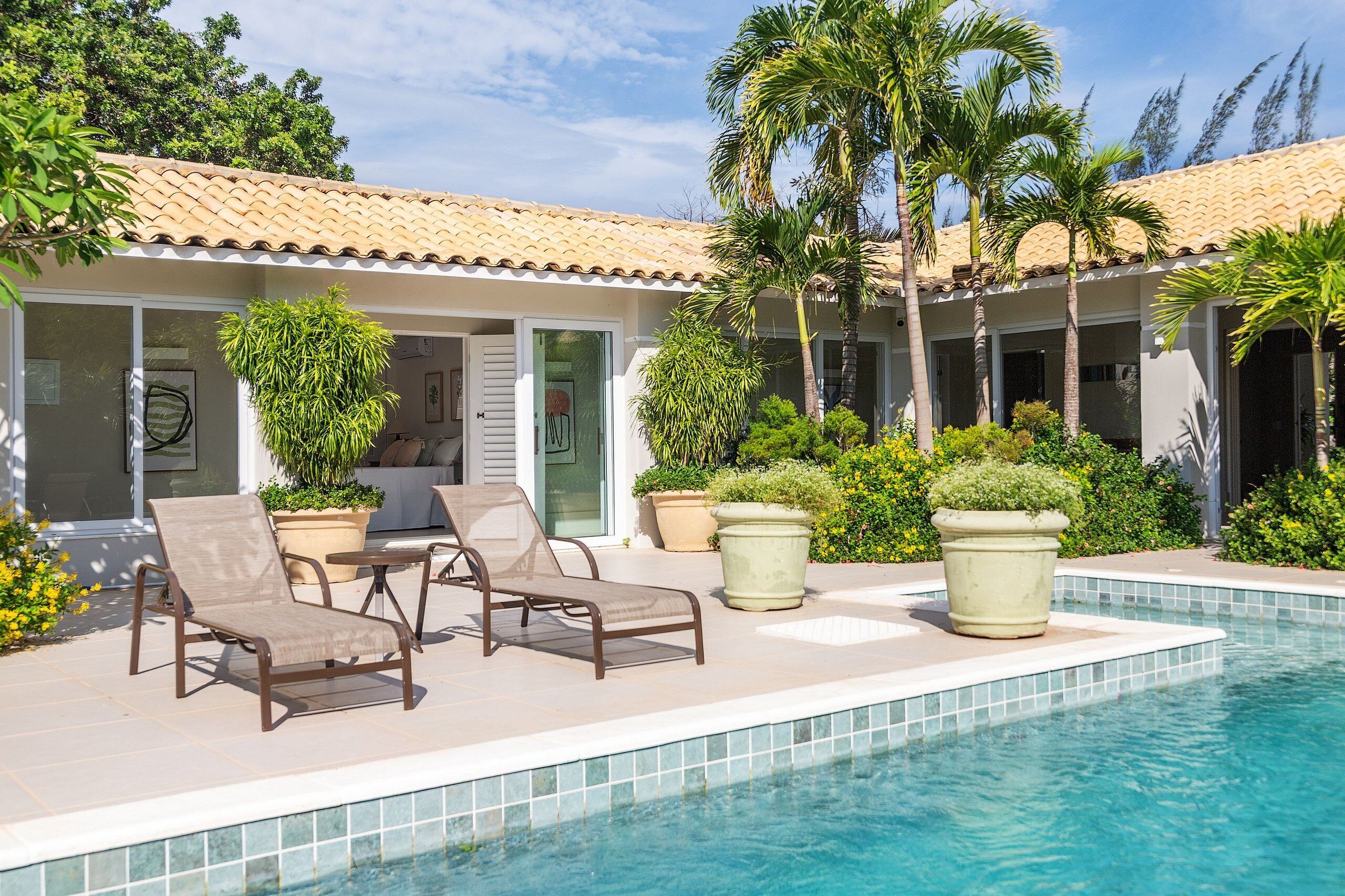 Casa luxo, 3 quartos, piscina particular | Piscina | Piscina externa, guarda-sóis, espreguiçadeiras