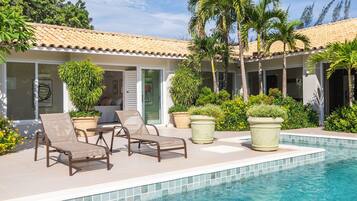 Casa luxo, 3 quartos, piscina particular | Piscina | Piscina externa, guarda-sóis, espreguiçadeiras