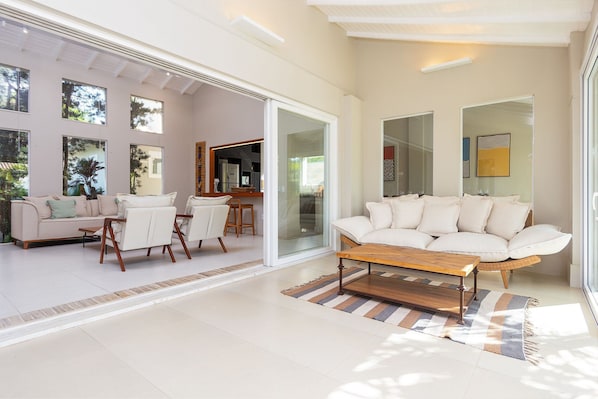 Deluxe House, 3 Bedrooms, Private Pool | Living area - Bz76 casa 3 suítes e piscina privativa (Buzios)