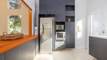 Casa luxo, 3 quartos, piscina particular | Cozinha privada | Geladeira, micro-ondas, fogão, cooktop