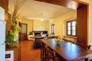 Dining - the farmhouse. (Vinci)