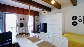 Un comedor con una mesa, sillas y un sofá amarillo.
