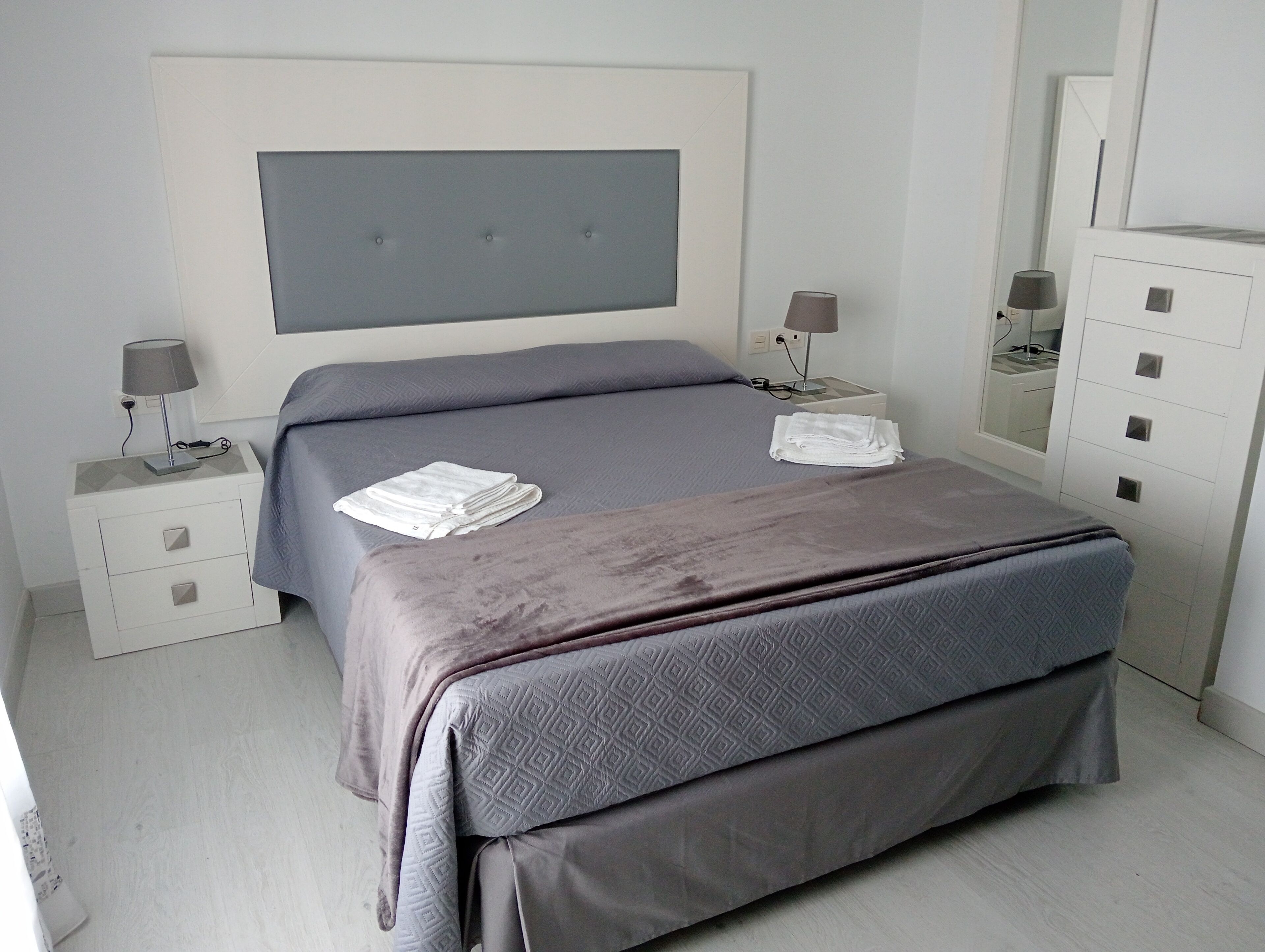 3 dormitorios, tabla de planchar con plancha, wifi y ropa de cama