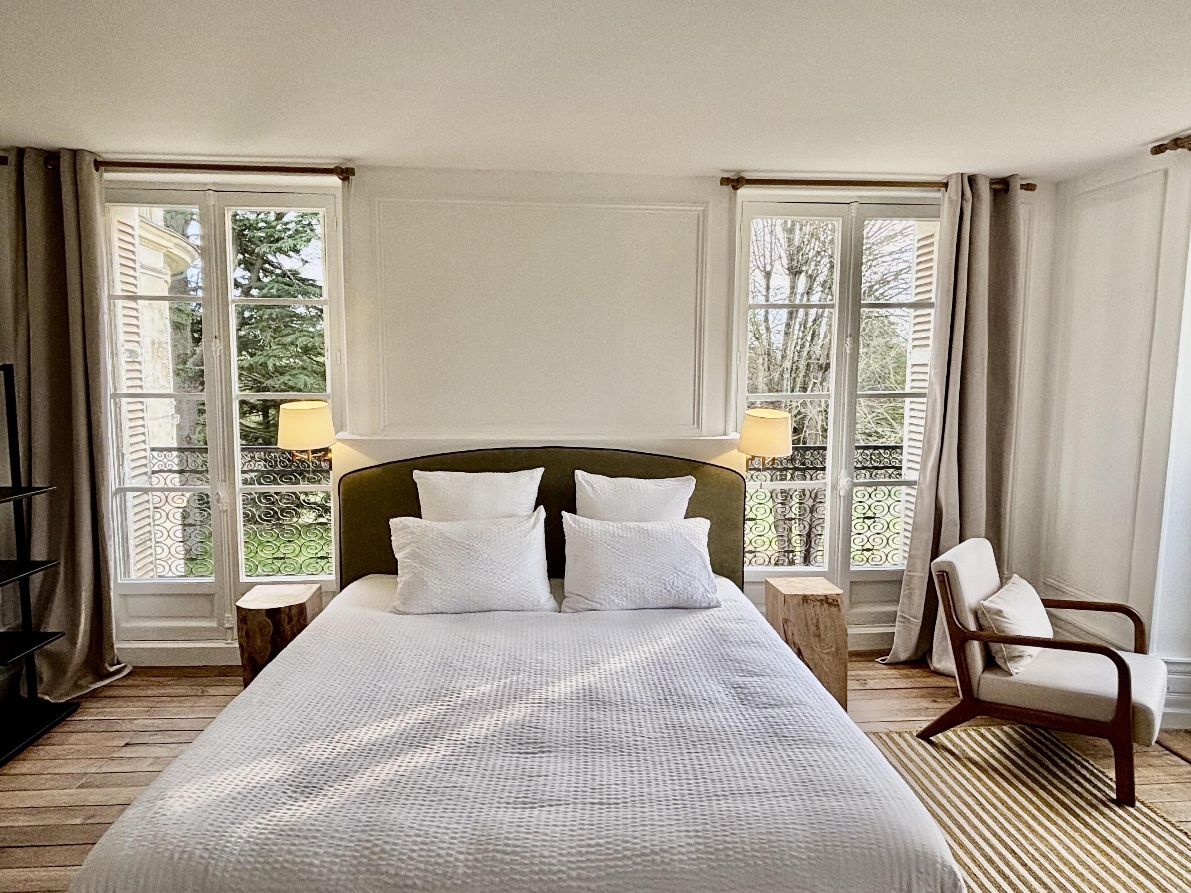 Superior Room, 1 King Bed, Park View | Free WiFi