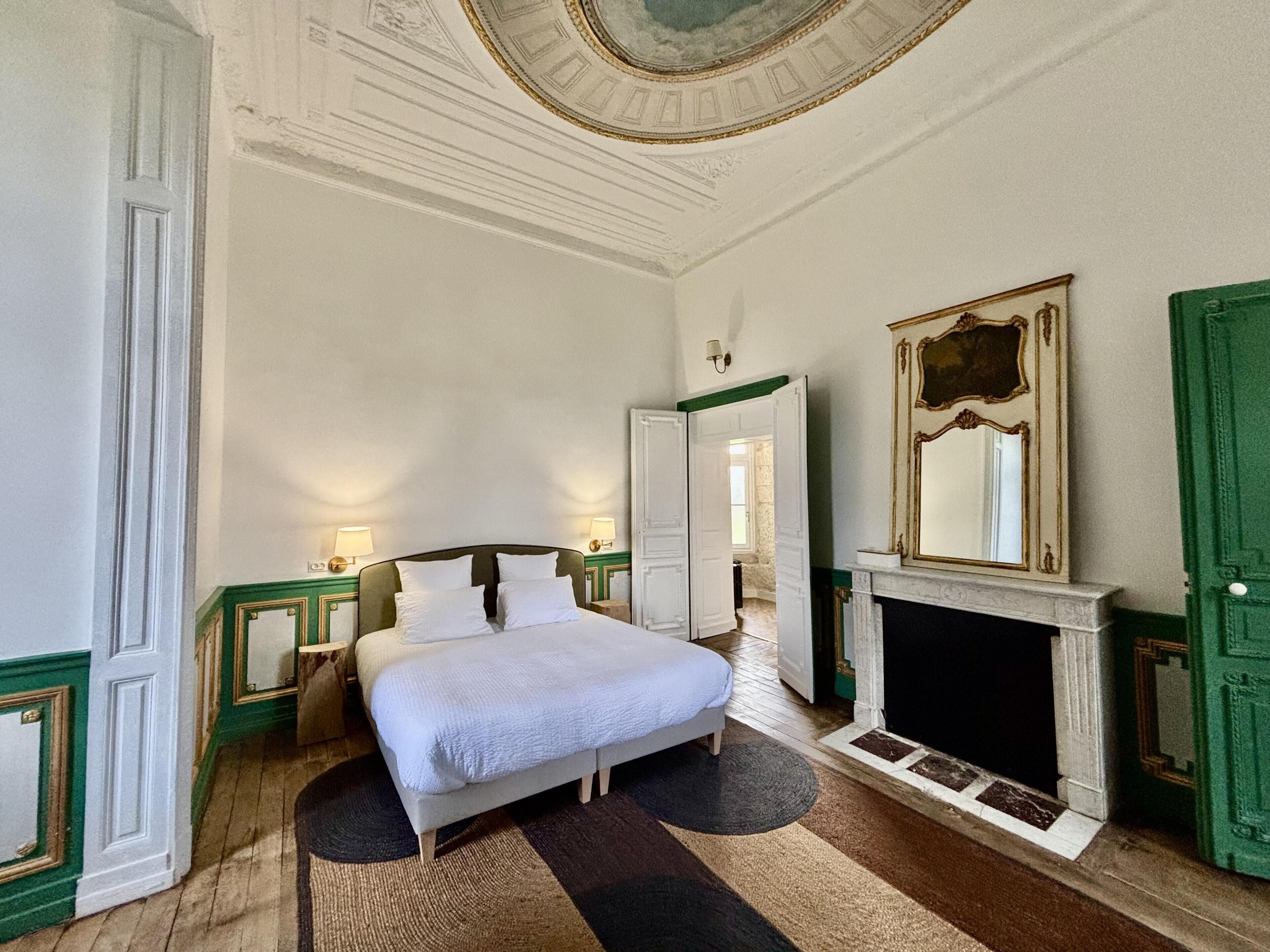 Suite, 1 King Bed, Park View | Free WiFi