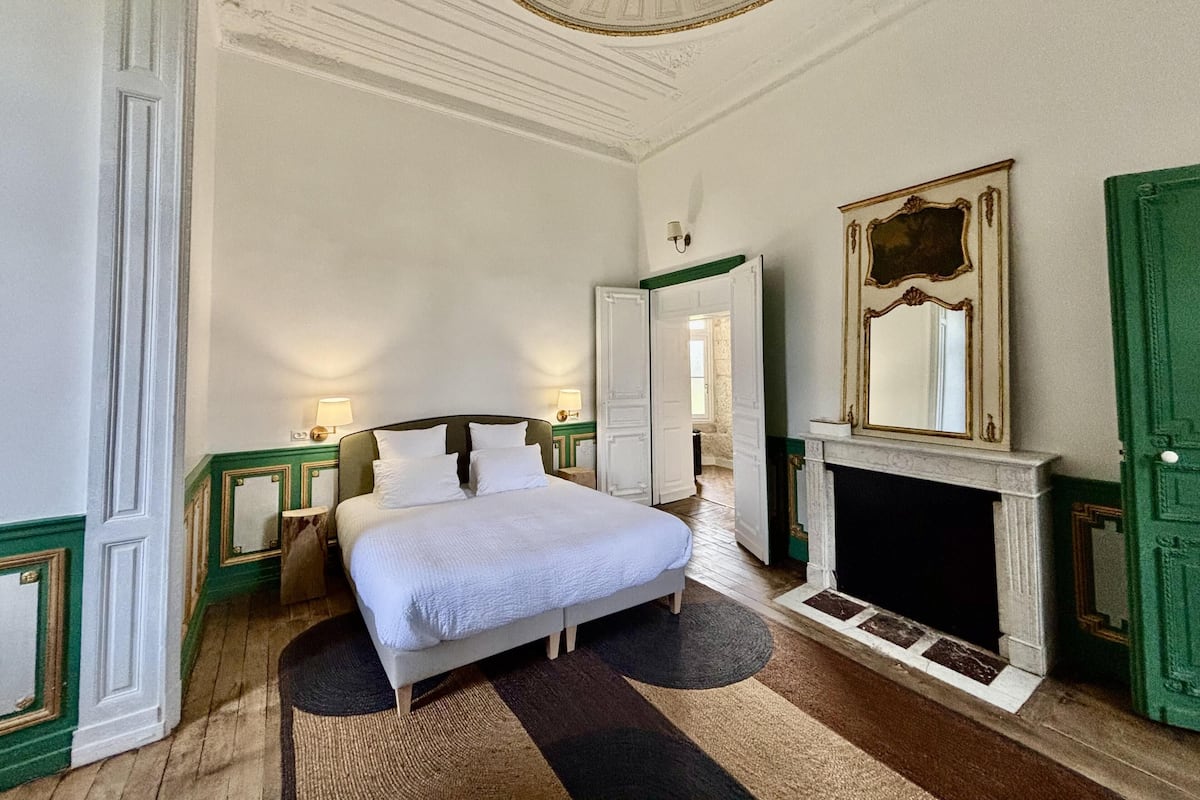 Suite, 1 King Bed, Park View | Free WiFi