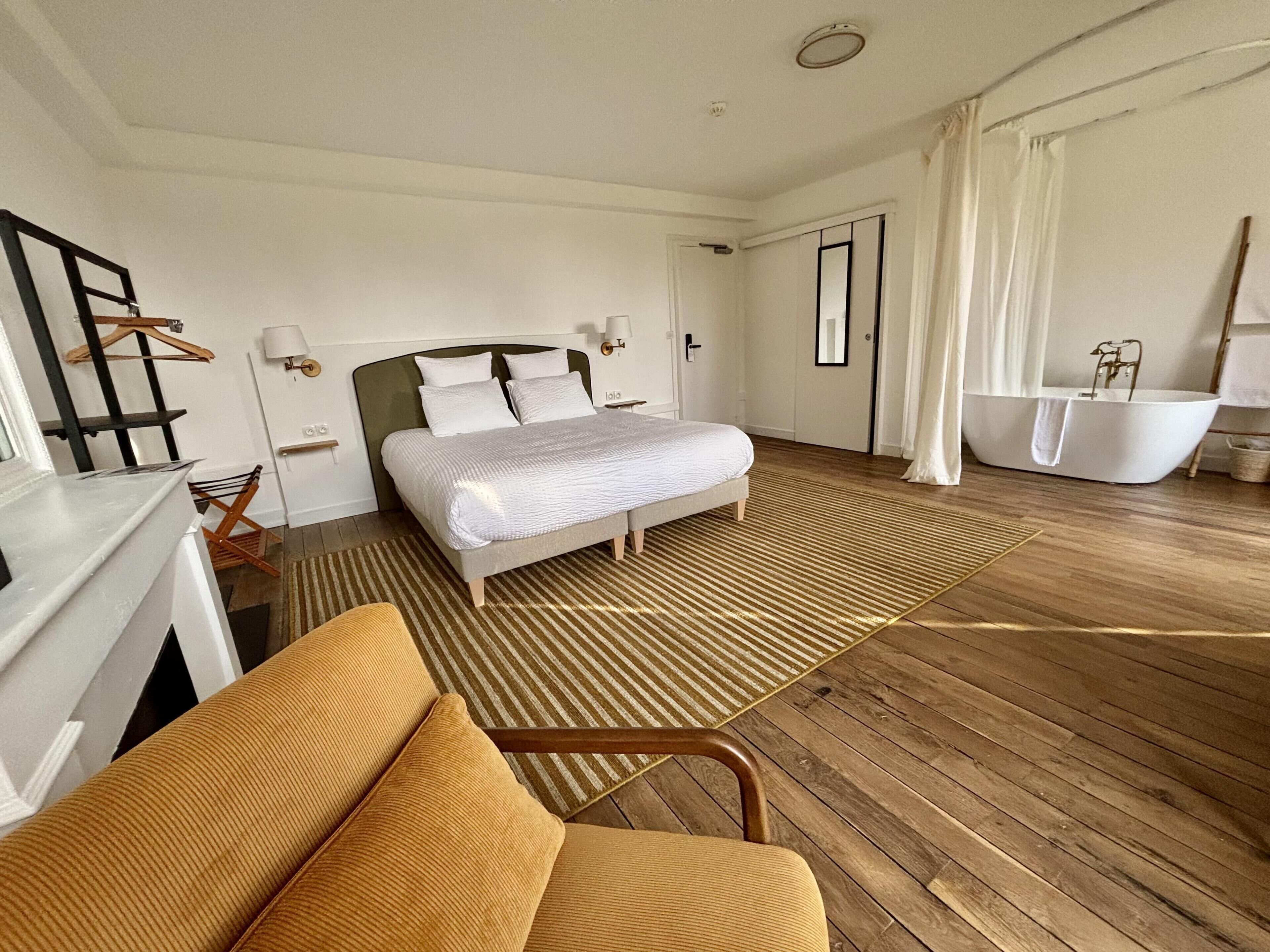 Deluxe Room, 1 King Bed, Park View | Free WiFi